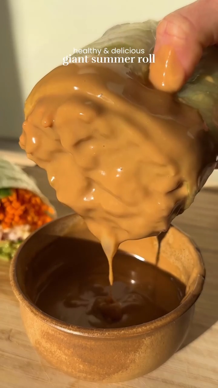 Rollito de verano gigante con salsa de cacahuete