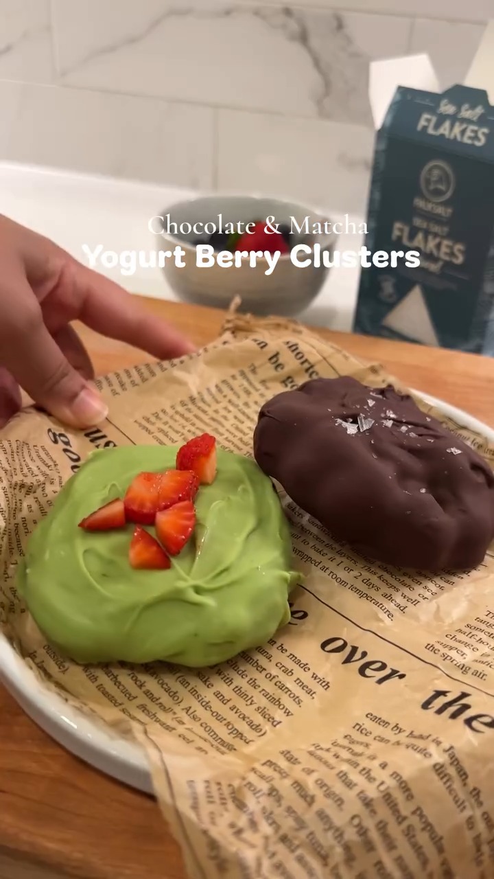 Clusters de yogur y frutos rojos con chocolate y matcha
